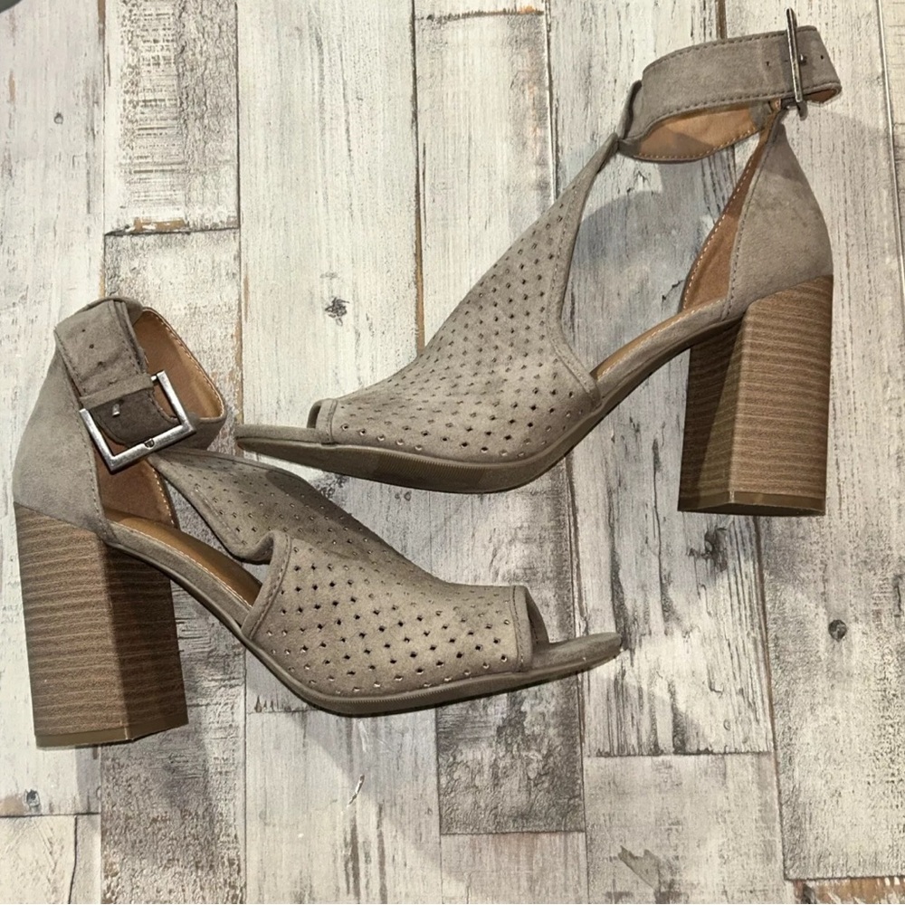 Universal Thread Sandals Textured Tan/Brown Ankle Strap Chunky Heels Open Toe